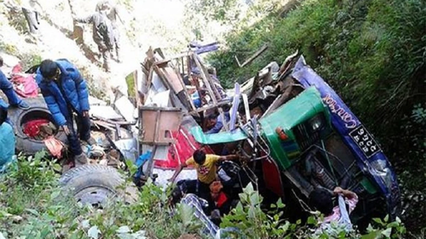 Al menos 20 muertos al caer un camión en Nepal Al menos 20 muertos al caer un camión en Nepal