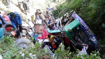 Al menos 20 muertos al caer un camión en Nepal