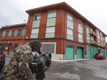 Lugar en el que un hombre ha matado a su mujer, en el domicilio conyugal de La Felguera Lugar en el que un hombre ha matado a su mujer, en el domicilio conyugal de La Felguera