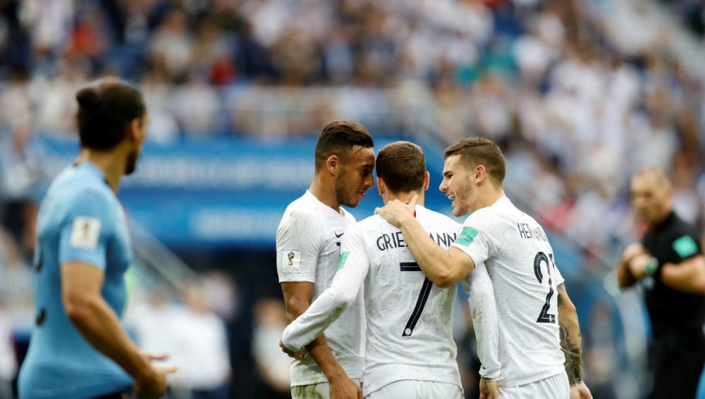 Francia celebra un gol ante Uruguay