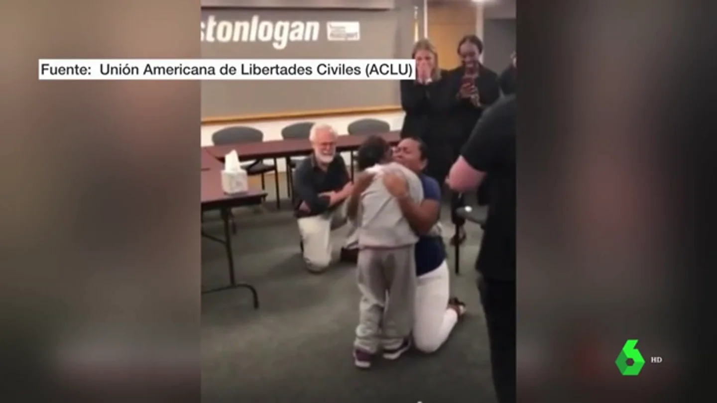 Ni los presentes pudieron evitar las lágrimas: abraza a su hija 55 días después de ser separadas en la frontera de EEUU Ni los presentes pudieron evitar las lágrimas: abraza a su hija 55 días después de ser separadas en la frontera de EEUU
