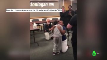 Ni los presentes pudieron evitar las lágrimas: abraza a su hija 55 días después de ser separadas en la frontera de EEUU