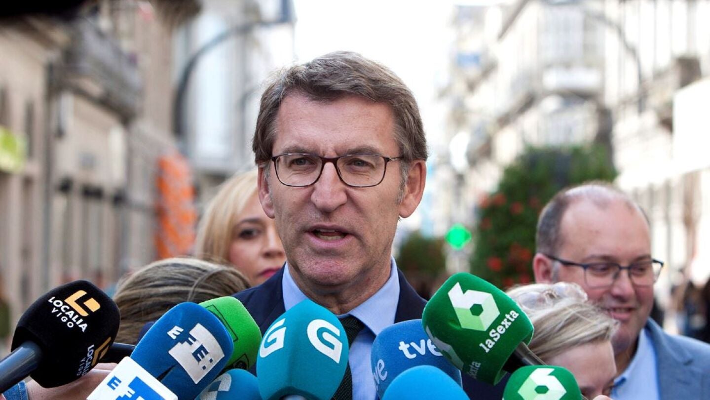Alberto N&uacute;&ntilde;ez Feij&oacute;o ante los medios