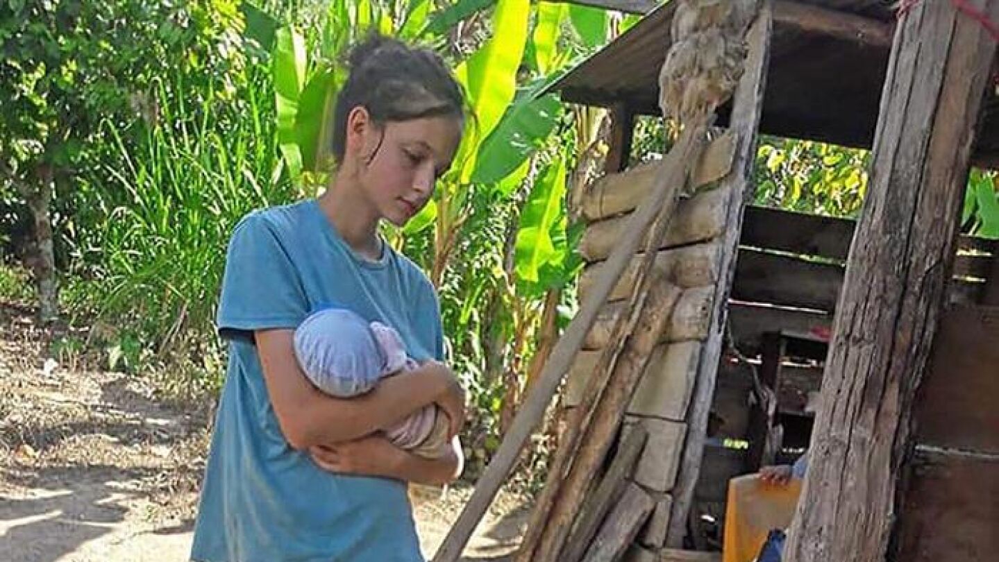 La joven Patricia Aguilar tras ser encontrada por la Polic&iacute;a en la selva peruana