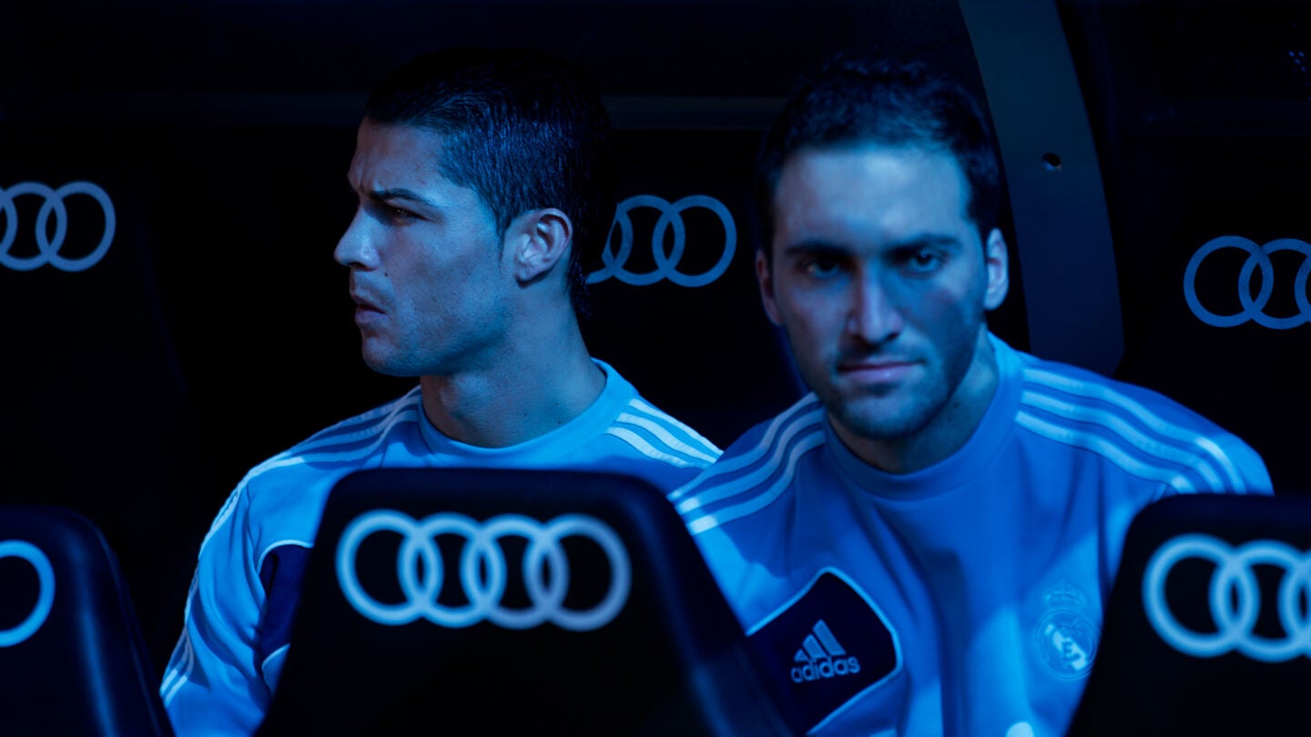 Cristiano Ronaldo e Higua&iacute;n, en el banquillo del Real Madrid