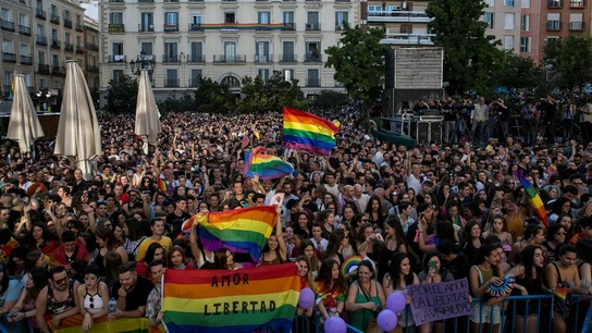 Plaza de Pedro Zerolo repleta de gente durante el pregón del Orgullo LGTBI Plaza de Pedro Zerolo repleta de gente durante el pregón del Orgullo LGTBI