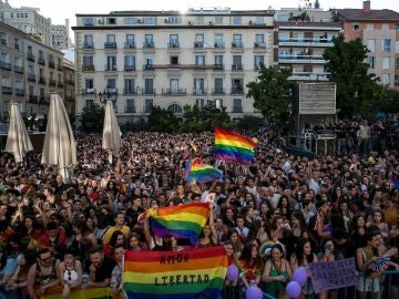 Plaza de Pedro Zerolo repleta de gente durante el pregón del Orgullo LGTBI Plaza de Pedro Zerolo repleta de gente durante el pregón del Orgullo LGTBI