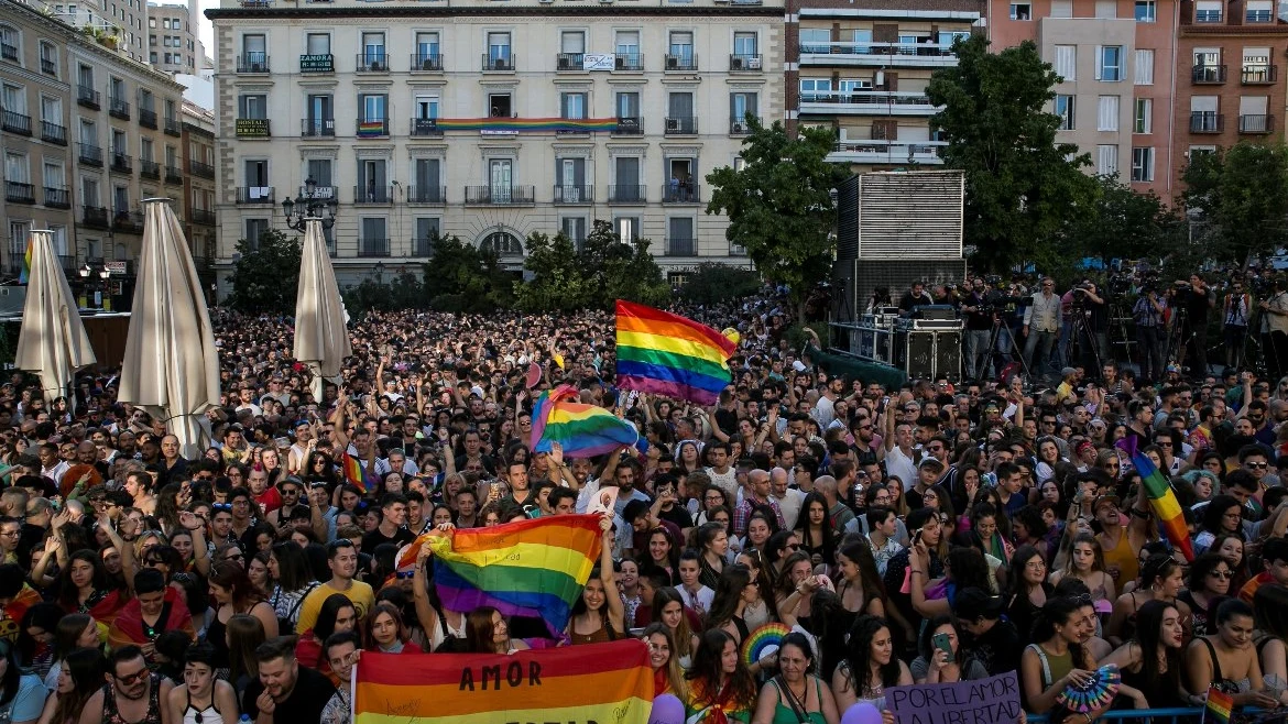 Plaza de Pedro Zerolo repleta de gente durante el pregón del Orgullo LGTBI