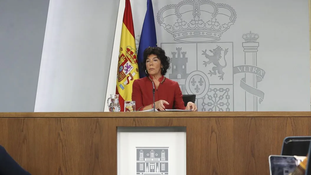 La portavoz del Gobierno, Isabel Celaá, en rueda de prensa