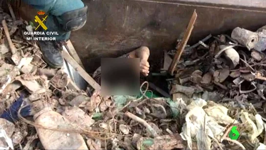 La Guardia Civil localiza a ocho personas en un camión de chatarra La Guardia Civil localiza a ocho personas en un camión de chatarra