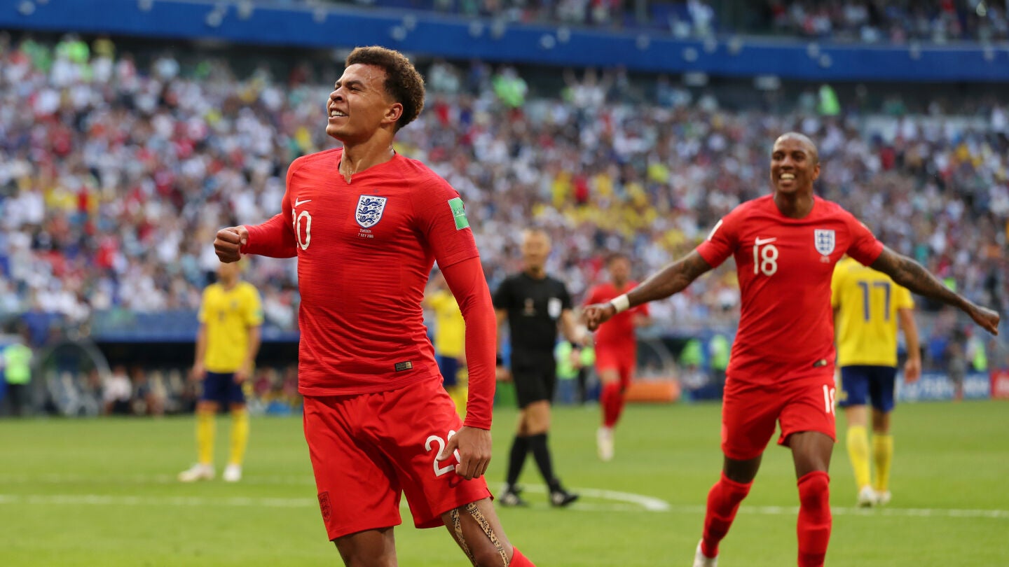 Dele Alli celebra su gol contra Suecia