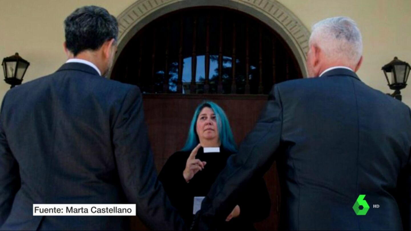 Una mujer cansado a dos hombres
