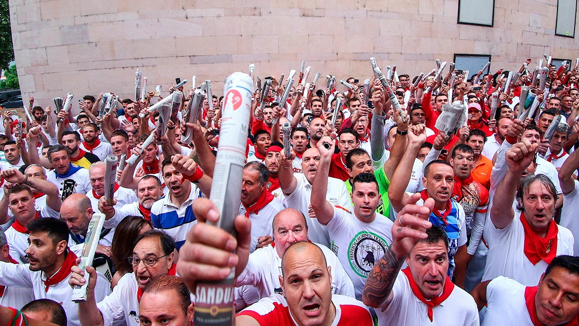 En la imagen, los corredores cantan a San Fermín en la Cuesta de Santo Domingo, antes del in icio del encierro