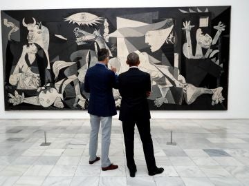 El Rey acompaña a Obama en una visita al Reina Sofía centrada en el "Guernica" El Rey acompaña a Obama en una visita al Reina Sofía centrada en el "Guernica"