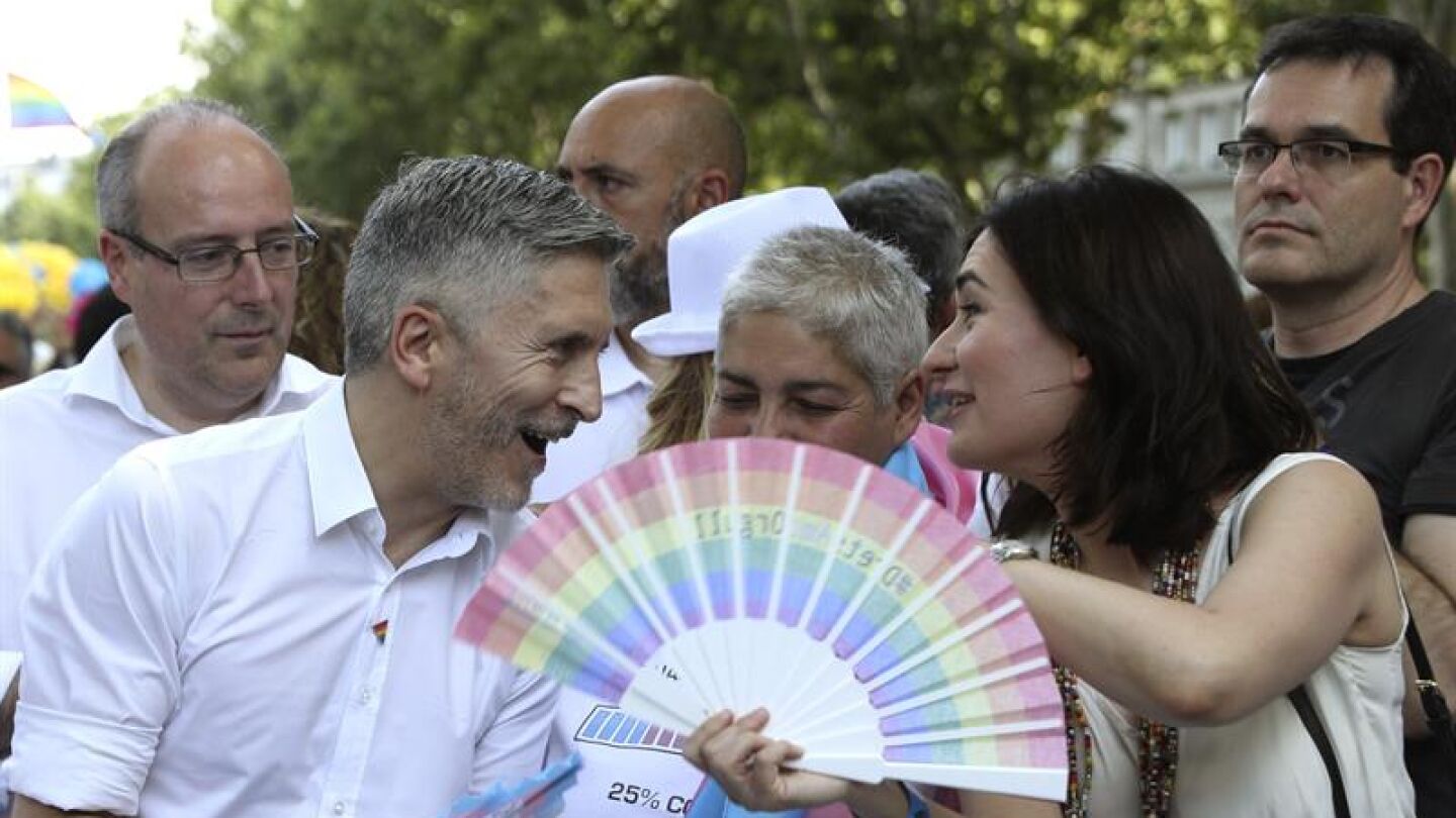 Fernando Grande-Marlaska y Carmen Mont&oacute;n conversan durante la manifestaci&oacute;n del Orgullo LGTBI