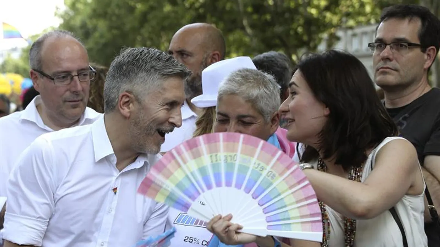 Fernando Grande-Marlaska y Carmen Montón conversan durante la manifestación del Orgullo LGTBI Fernando Grande-Marlaska y Carmen Montón conversan durante la manifestación del Orgullo LGTBI