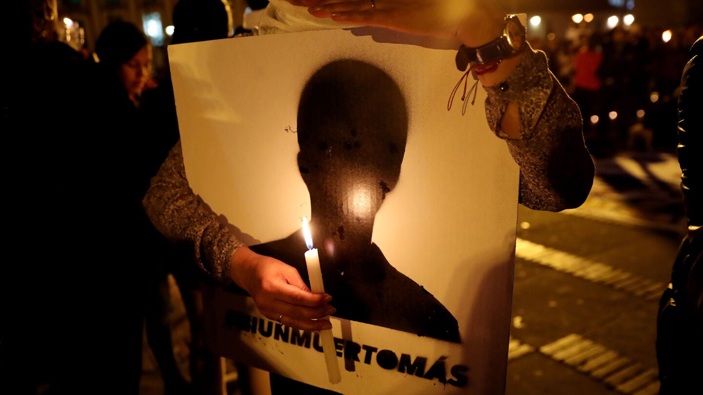 Colombia se alumbra con velas para rechazar asesinatos de l&iacute;deres sociales Un grupo de personas fue registrado este viernes al participar "la Velat&oacute;n y Movilizaci&oacute;n por la Vida"