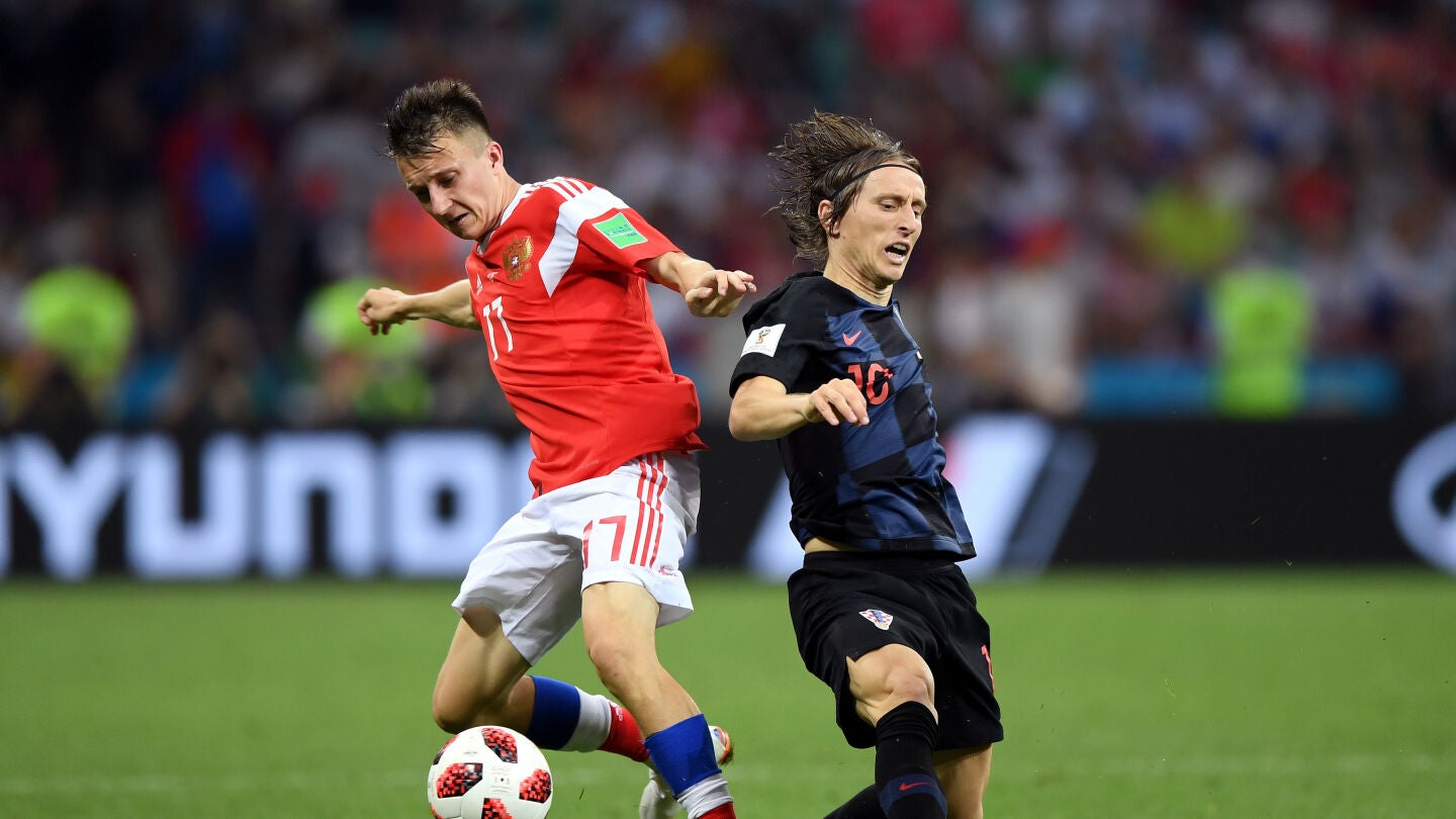 Golovin y Modric disputan la posesi&oacute;n del bal&oacute;n