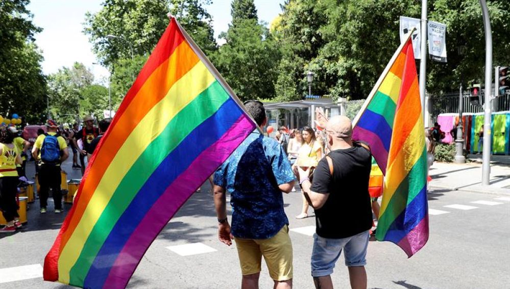 Banderas del arcoíris antes de la manifestación del Orgullo LGTBI de 2018