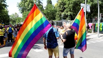 Banderas del arcoíris antes de la manifestación del Orgullo LGTBI de 2018