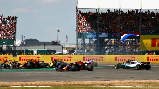 El Mercedes de Hamilton, tras un toque El Mercedes de Hamilton, tras un toque