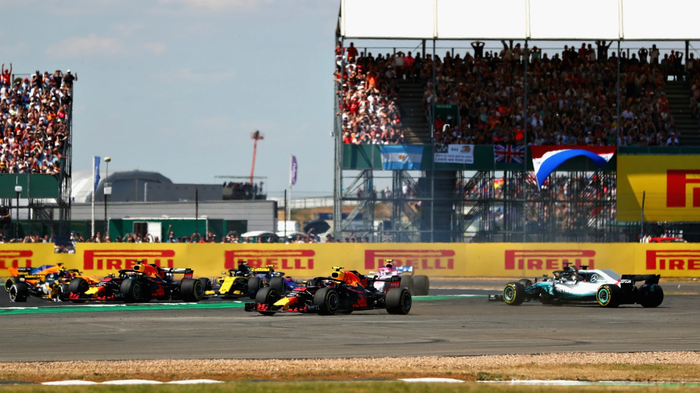 El Mercedes de Hamilton, tras un toque El Mercedes de Hamilton, tras un toque