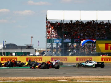 El Mercedes de Hamilton, tras un toque El Mercedes de Hamilton, tras un toque