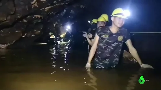 Dos buzos por cabeza y con tanques de oxígeno: así están sacando a los 12 niños y el profesor atrapados en una cueva de Tailandia Dos buzos por cabeza y con tanques de oxígeno: así están sacando a los 12 niños y el profesor atrapados en una cueva de Tailandia