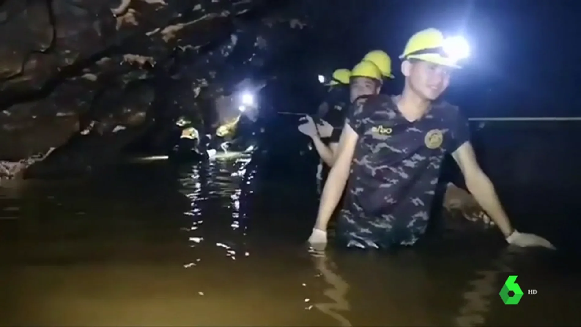 Dos buzos por cabeza y con tanques de oxígeno: así están sacando a los 12 niños y el profesor atrapados en una cueva de Tailandia