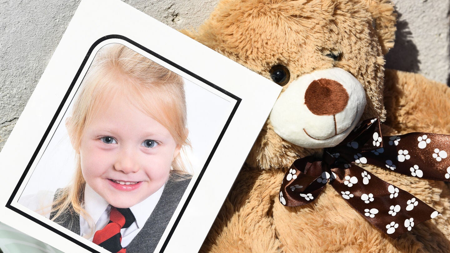 Homenaje a la peque&ntilde;a Alesha MacPhail, violada y asesinada en Escocia