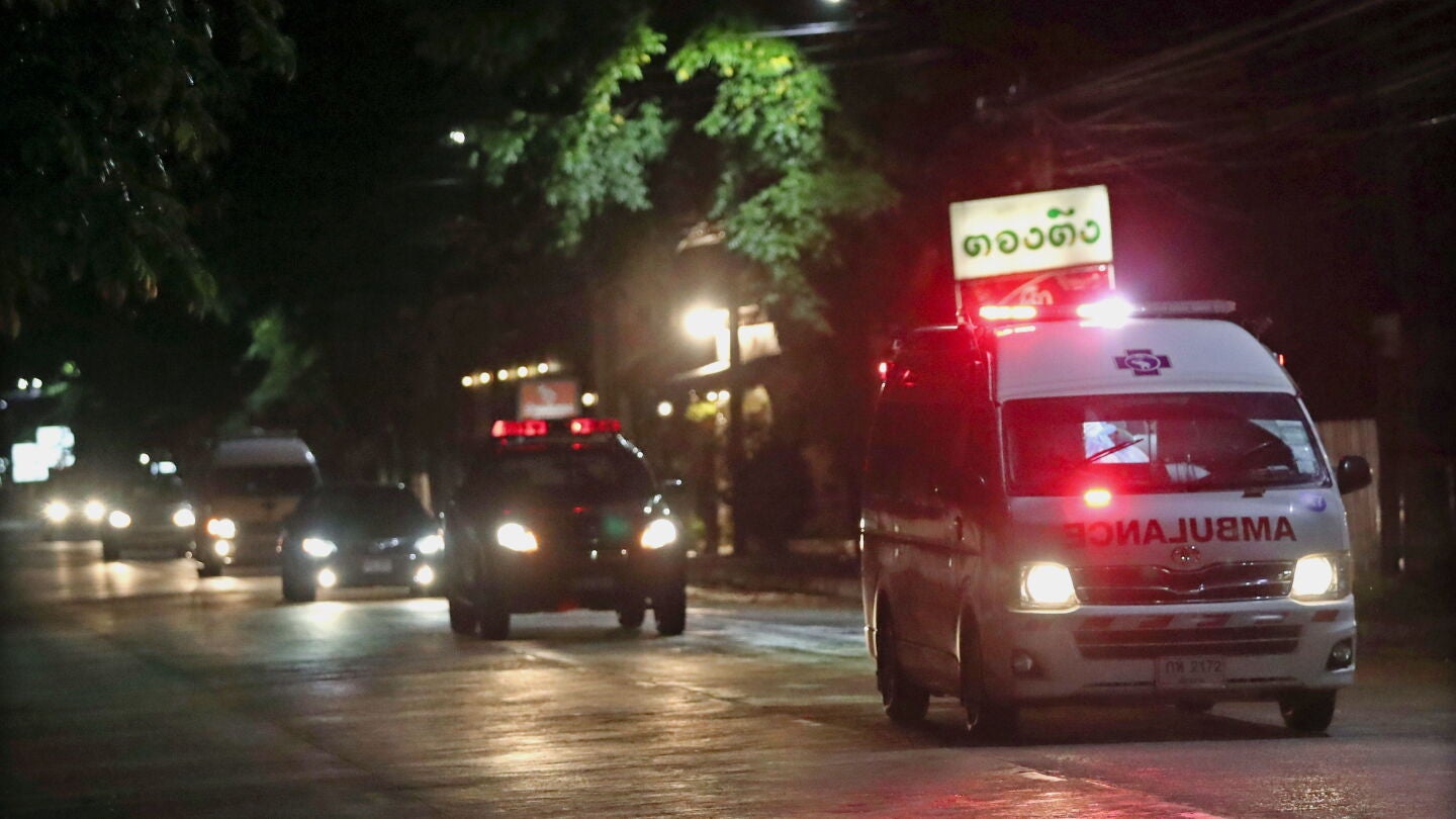 Un grupo de ambulancias transporta a los ni&ntilde;os rescatados de la cueva de Tailandia