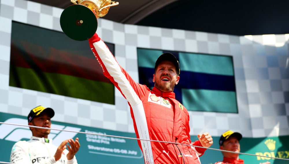 Vettel, con el trofeo del GP de Gran Bretaña