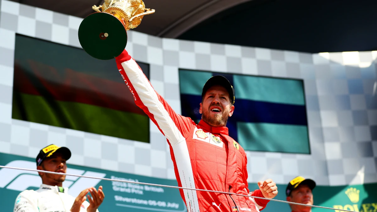 Vettel, con el trofeo del GP de Gran Bretaña