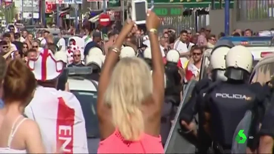 Cargas policiales contra hinchas ingleses en Benidorm Cargas policiales contra hinchas ingleses en Benidorm