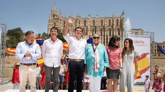 El presidente de Ciudadanos (Cs), Albert Rivera, acompañado por el ex primer ministro francés Manuel Valls, y el ex director general de la Policía Nacional y de la Guardia Civil Joan Mesquida, participan en el acto de la Plataforma España Ciudadana en Palma de Mallorca. El presidente de Ciudadanos (Cs), Albert Rivera, acompañado por el ex primer ministro francés Manuel Valls, y el ex director general de la Policía Nacional y de la Guardia Civil Joan Mesquida, participan en el acto de la Plataforma España Ciudadana en Palma de Mallorca.