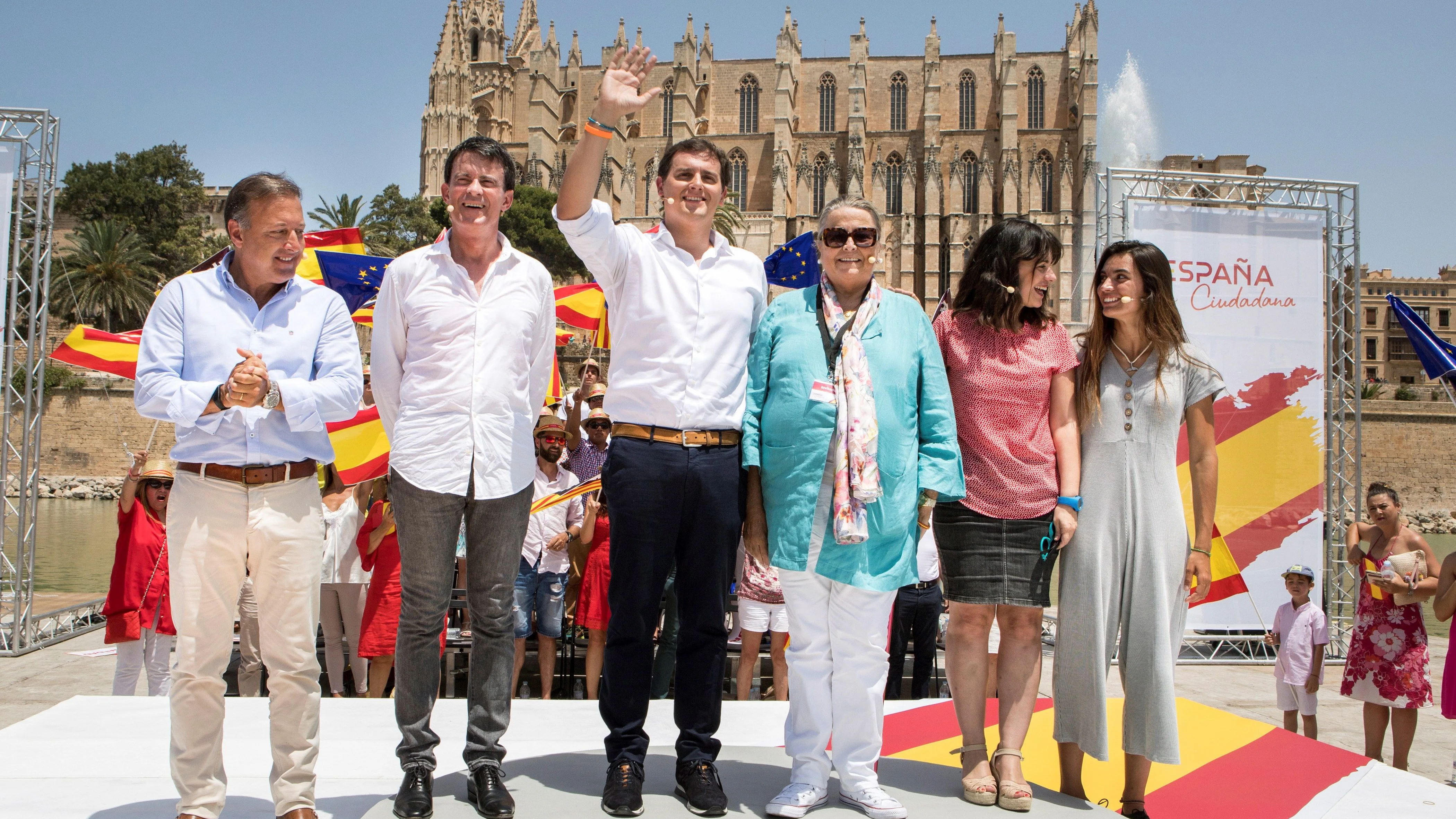 El presidente de Ciudadanos (Cs), Albert Rivera, acompañado por el ex primer ministro francés Manuel Valls, y el ex director general de la Policía Nacional y de la Guardia Civil Joan Mesquida, participan en el acto de la Plataforma España Ciudadana en Palma de Mallorca.