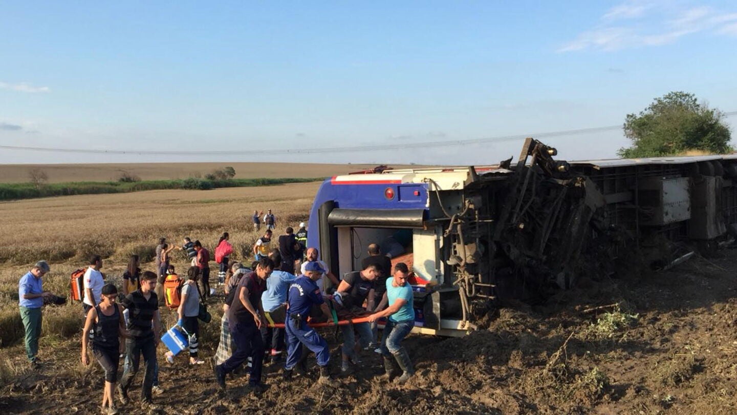 Al menos diez personas murieron hoy y otras 73 resultaron heridas al descarrilar un tren de pasajeros en el noroeste de Turqu&iacute;a, seg&uacute;n fuentes del ministerio de Sanidad citadas por CNNT&uuml;rk.