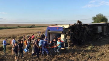 Al menos diez personas murieron hoy y otras 73 resultaron heridas al descarrilar un tren de pasajeros en el noroeste de Turquía, según fuentes del ministerio de Sanidad citadas por CNNTürk.