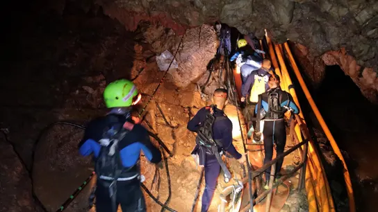 Personal militar tailandés en las operaciones de rescate de los niños y su entrenador atrapados en una cueva de Tailandia Personal militar tailandés en las operaciones de rescate de los niños y su entrenador atrapados en una cueva de Tailandia