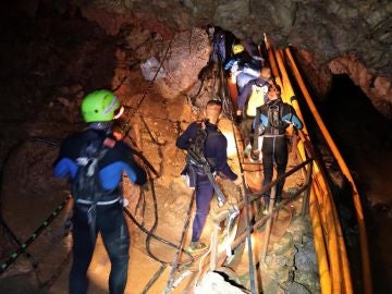 Personal militar tailandés en las operaciones de rescate de los niños y su entrenador atrapados en una cueva de Tailandia Personal militar tailandés en las operaciones de rescate de los niños y su entrenador atrapados en una cueva de Tailandia