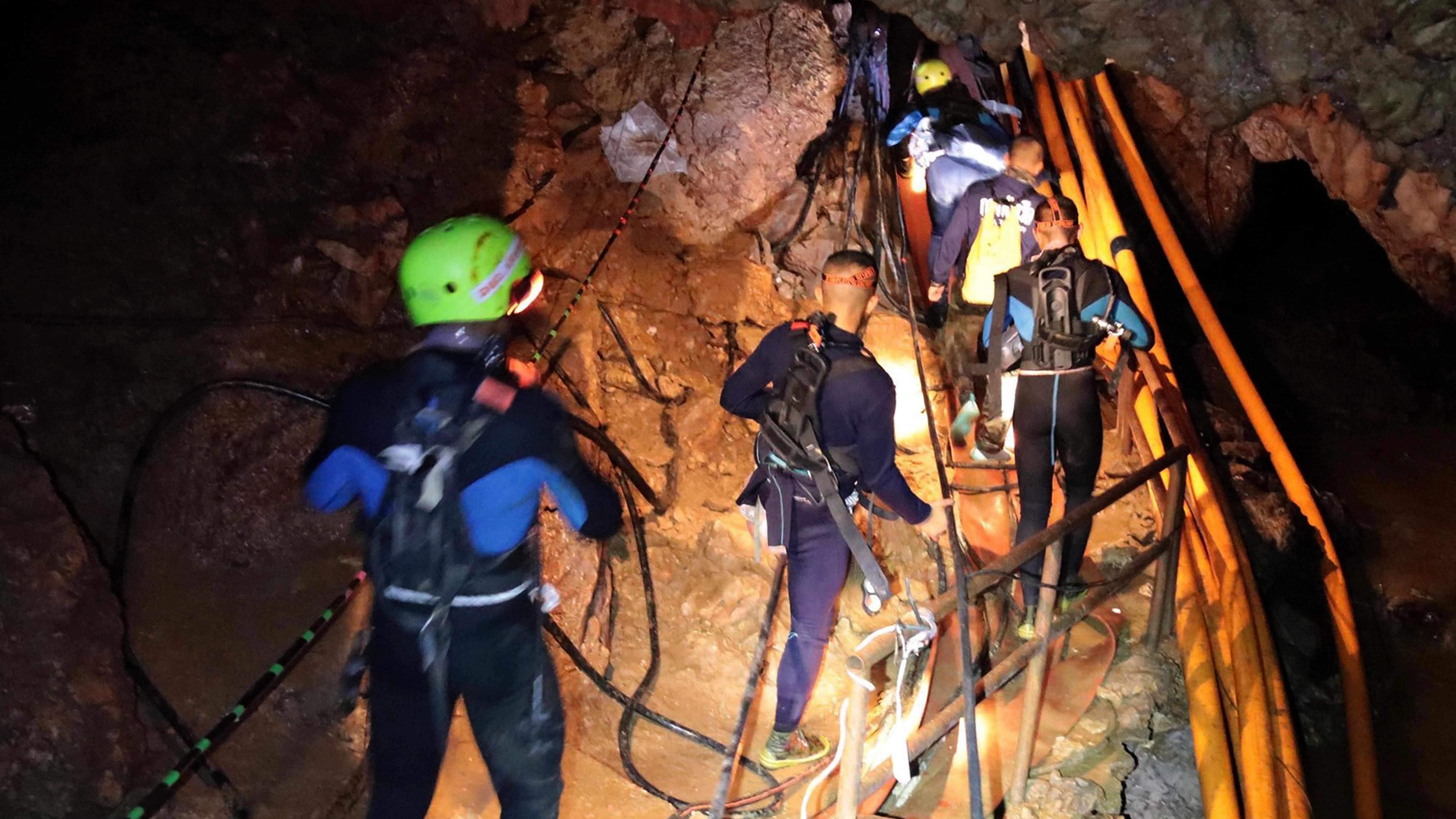 Personal militar tailandés en las operaciones de rescate de los niños y su entrenador atrapados en una cueva de Tailandia