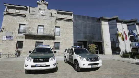Vehículos de la Guardia Civil junto a las dependencias del Ayuntamiento madrileño de Collado Villalba Vehículos de la Guardia Civil junto a las dependencias del Ayuntamiento madrileño de Collado Villalba