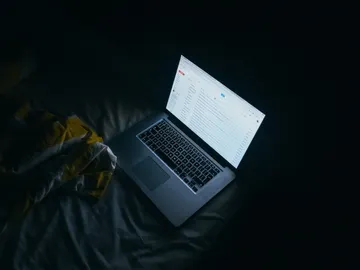 Las pantallas emiten luz azul para acentuar el brillo Las pantallas emiten luz azul para acentuar el brillo