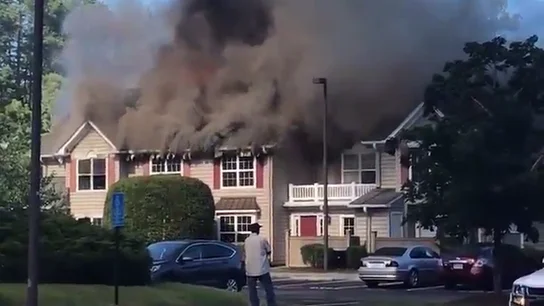 Al menos un muerto al estrellarse un helicóptero en un barrio residencial de Virginia, en EEUU Al menos un muerto al estrellarse un helicóptero en un barrio residencial de Virginia, en EEUU