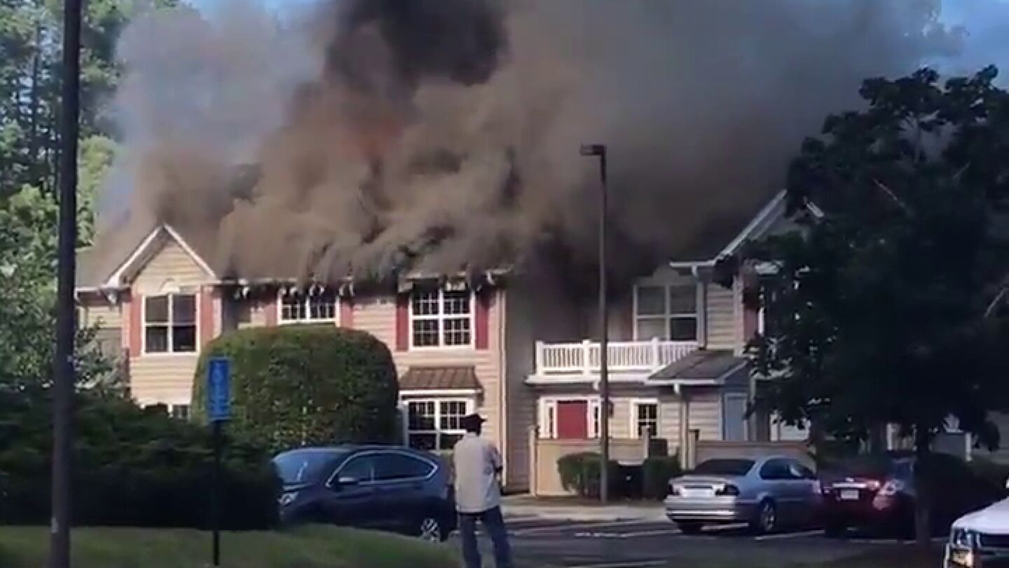 Al menos un muerto al estrellarse un helic&oacute;ptero en un barrio residencial de Virginia, en EEUU