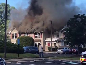 Al menos un muerto al estrellarse un helicóptero en un barrio residencial de Virginia, en EEUU Al menos un muerto al estrellarse un helicóptero en un barrio residencial de Virginia, en EEUU
