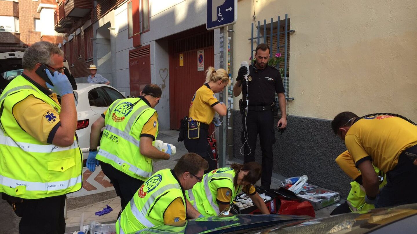 Samur-Protecci&oacute;n Civil, junto a la Polic&iacute;a Nacional, atendiendo a una mujer que ha dado a luz en la calle Gabasti