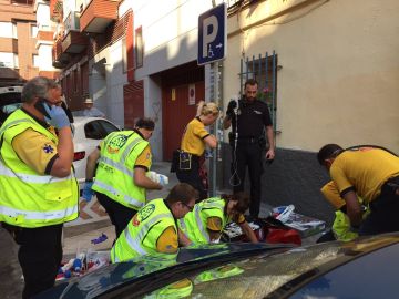 Samur-Protección Civil, junto a la Policía Nacional, atendiendo a una mujer que ha dado a luz en la calle Gabasti Samur-Protección Civil, junto a la Policía Nacional, atendiendo a una mujer que ha dado a luz en la calle Gabasti