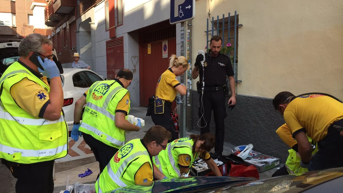 Samur-Protección Civil, junto a la Policía Nacional, atendiendo a una mujer que ha dado a luz en la calle Gabasti