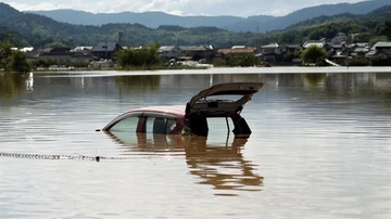 Un coche hundido tras las lluvias torrenciales que han dejado precipitaciones récord en varias regiones